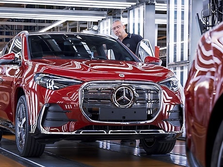 Das neue GLA-Modell rollt vom Band.