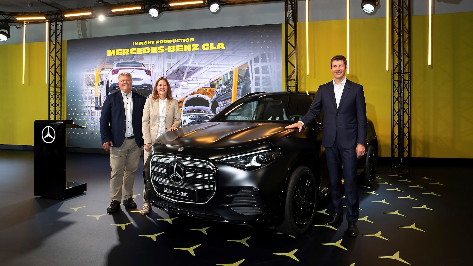 Produktionsstart GLA (von links): Marco Zwick (Standortverantwortlicher Werk Rastatt), Monika Müller (Oberbürgermeisterin Rastatt) und Vorstandsmitglied Michael Schiebe. 