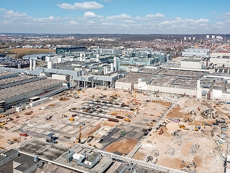 An approximately 170,000 m² hall is being built on an area of approximately 60,000 m² in the centre of the plant premises.