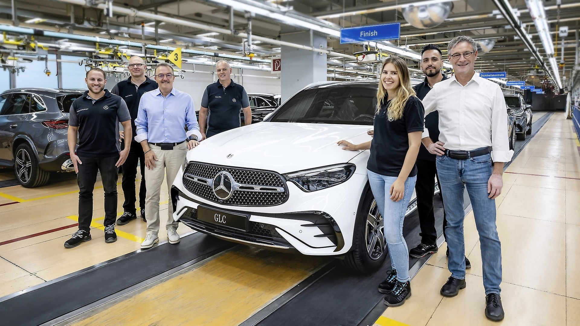 Michael Bauer, Site Manager and Head of Production at the Mercedes-Benz Sindelfingen plant (right) and Ergun Lümali, Dep. Chairman of the Supervisory Board and Chairman of the Works Council of Mercedes-Benz Group AG (2nd from left).