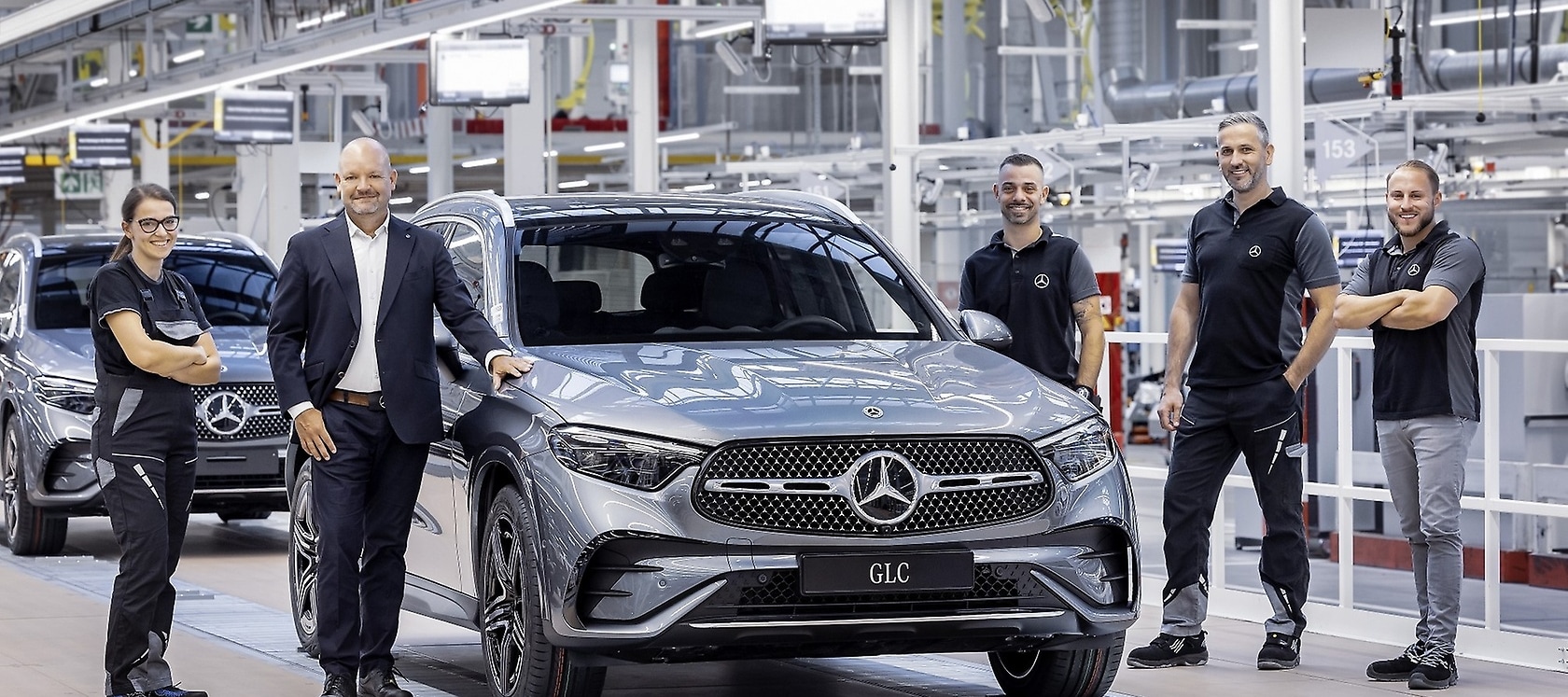 Dr. Jörg Burzer (Member of the Board of Management of Mercedes-Benz Group AG, Production and Supply Chain) is pleased with the team about the successful start of production of the new Mercedes-Benz GLC at plant Sindelfingen.