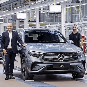 Dr. Jörg Burzer (Member of the Board of Management of Mercedes-Benz Group AG, Production and Supply Chain) is pleased with the team about the successful start of production of the new Mercedes-Benz GLC at plant Sindelfingen.