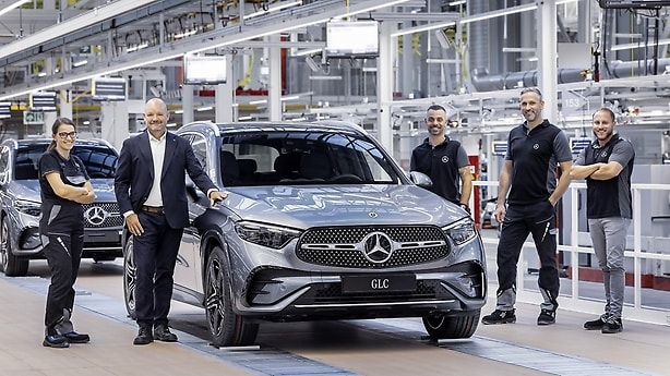Dr. Jörg Burzer (Vorstandsmitglied der Mercedes-Benz Group AG, verantwortlich für Produktion und Supply Chain Management) freut sich gemeinsam mit der Mannschaft über den erfolgreichen Produktionsstart des GLC im Werk Sindelfingen.