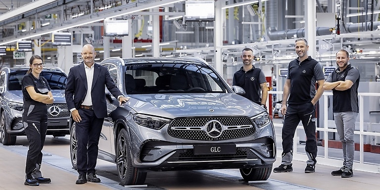 Dr. Jörg Burzer (Member of the Board of Management of Mercedes-Benz Group AG, Production and Supply Chain) is pleased with the team about the successful start of production of the new Mercedes-Benz GLC at plant Sindelfingen.