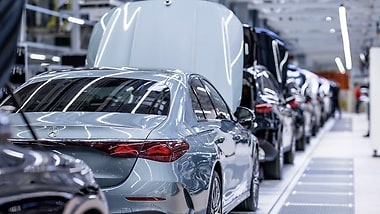 Ein Blick in die Produktion im Mercedes-Benz Werk Sindelfingen.