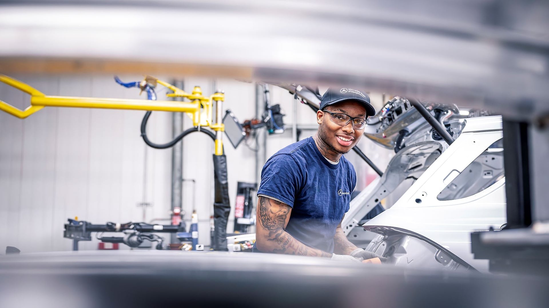 Die MBUSI beschäftigt derzeit rund 5.800 Mitarbeitende und ist schätzungsweise für mehr als 58.000 weitere Arbeitsplätze bei Zulieferern und Dienstleistern in der Region verantwortlich.