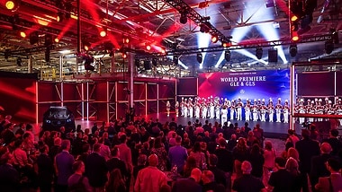 Double world premiere of GLE and GLS at the Tuscaloosa plant, musically accompanied by the Alabama Marching Band.