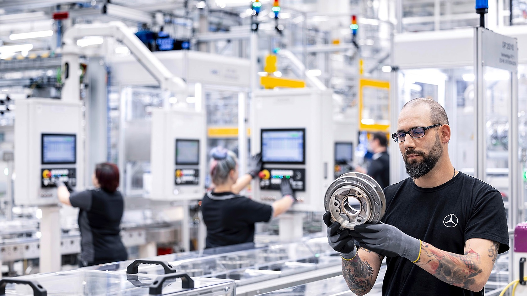 Elektrische Antriebskomponenten für den neuen CLA | Mercedes-Benz Group ...