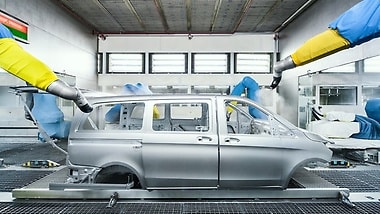 With the start of production of the Vito mid-size van 25 years ago, the site underwent a fundamental modernization including largely automated workflows in the painting line.