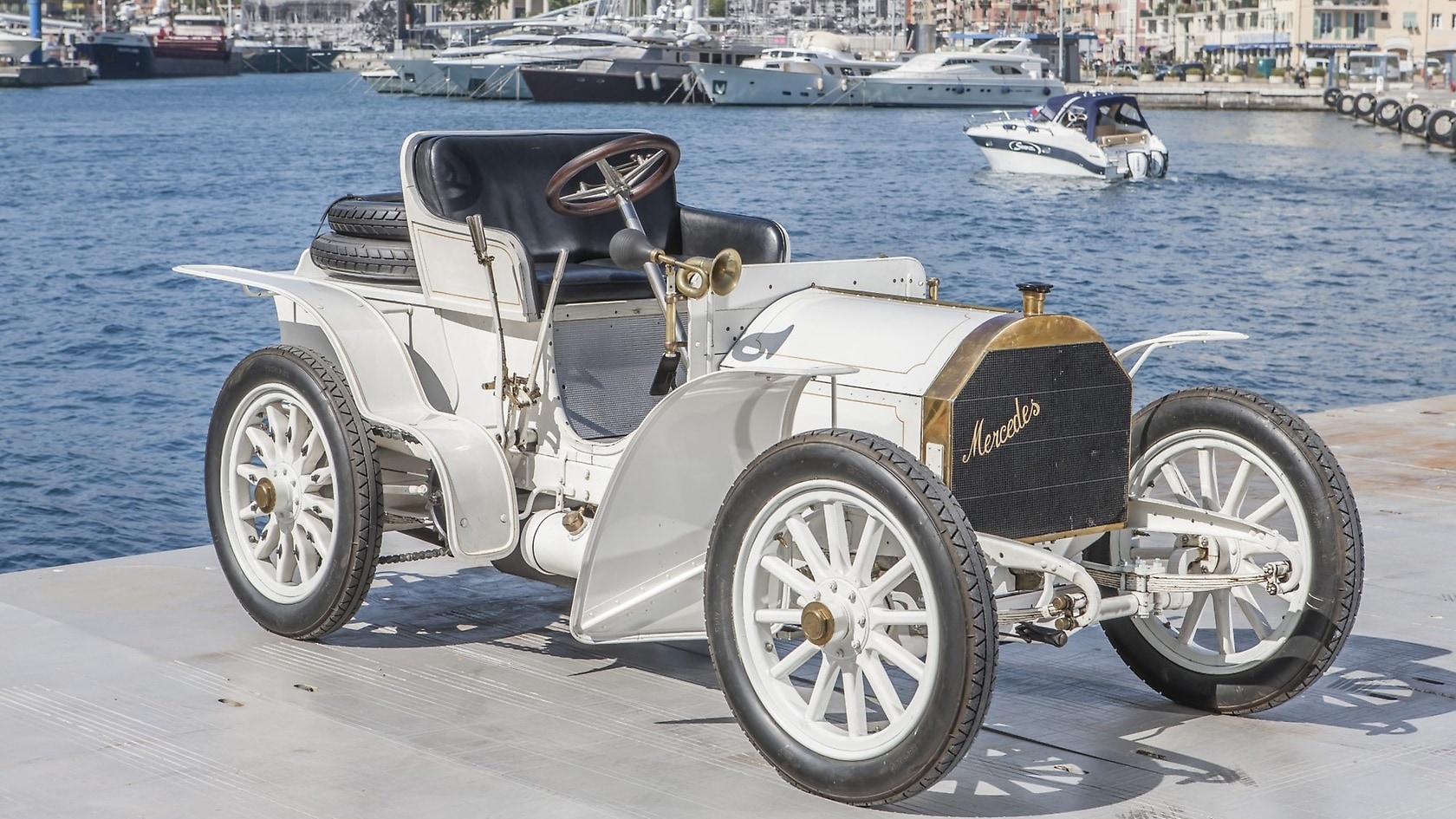 Mercedes-Simplex 40 PS aus dem Jahr 1903, fotografiert am alten Hafen von Nizza.
