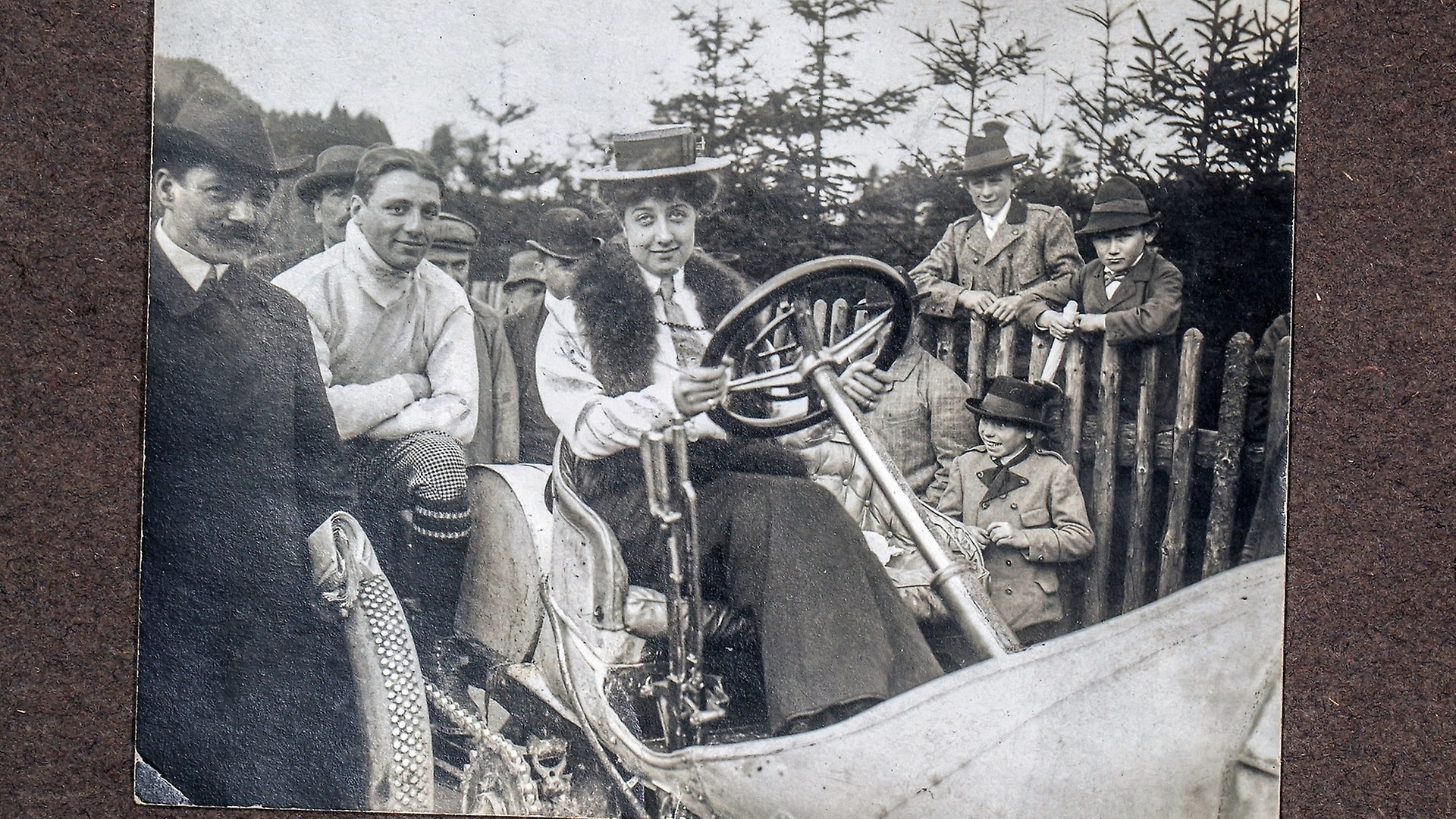 Mercédès Jellinek in a Mercedes racing car, photographed around 1906.