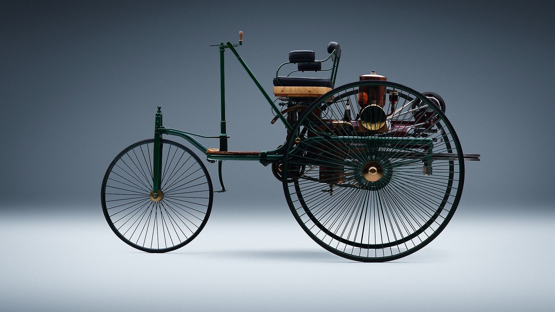 Benz Patent-Motorwagen. Authentische Nachfertigung des ersten Automobils der Welt aus dem Jahr 1886. Studioaufnahme von links aus dem Jahr 2025.
