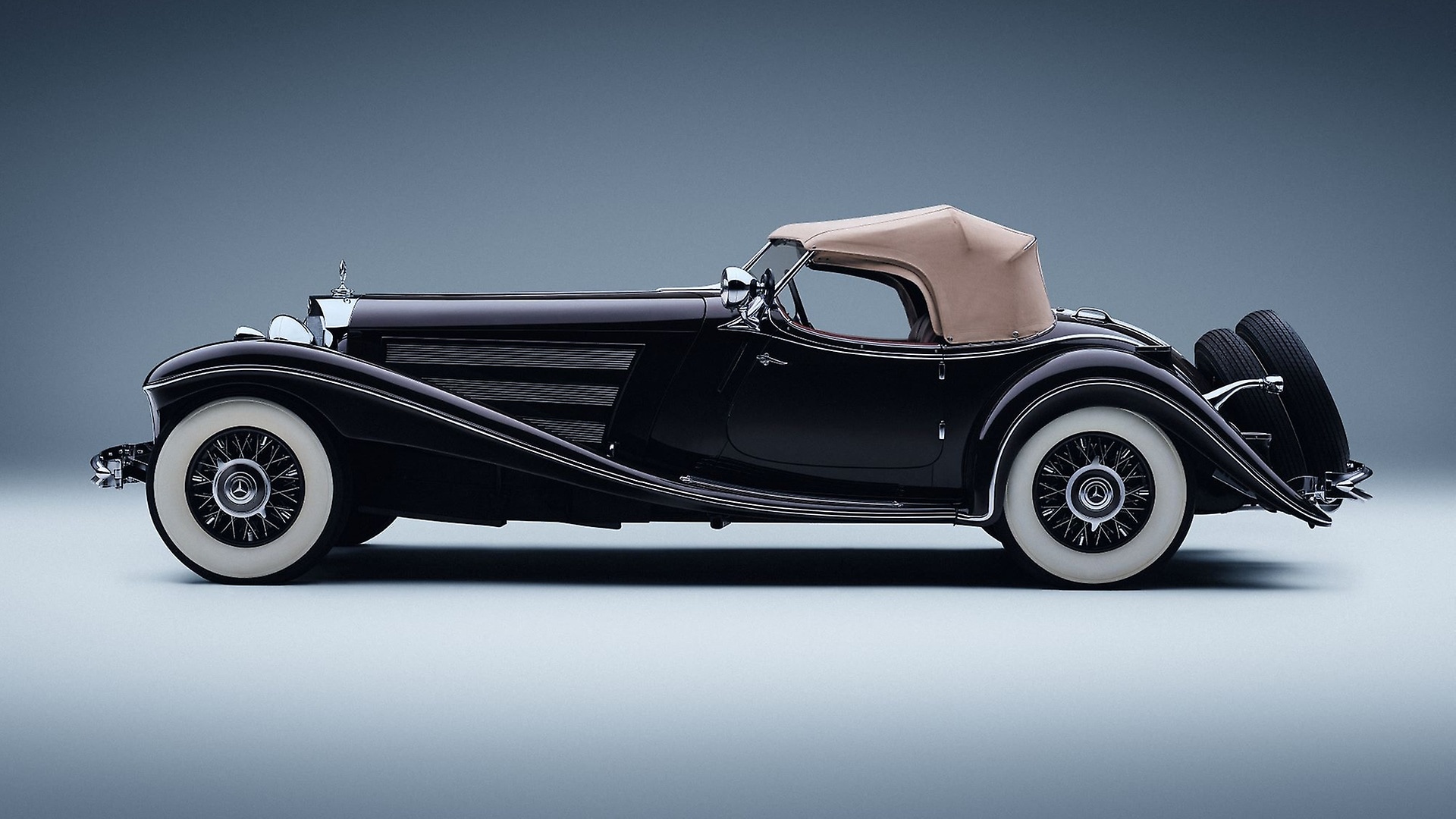 Mercedes-Benz 500 K Spezial-Roadster (W 29), Produktionszeit 1934 bis 1936. Fahrzeug aus dem Jahr 1934. Studioaufnahme von links mit geschlossenem Verdeck aus dem Jahr 2025.
