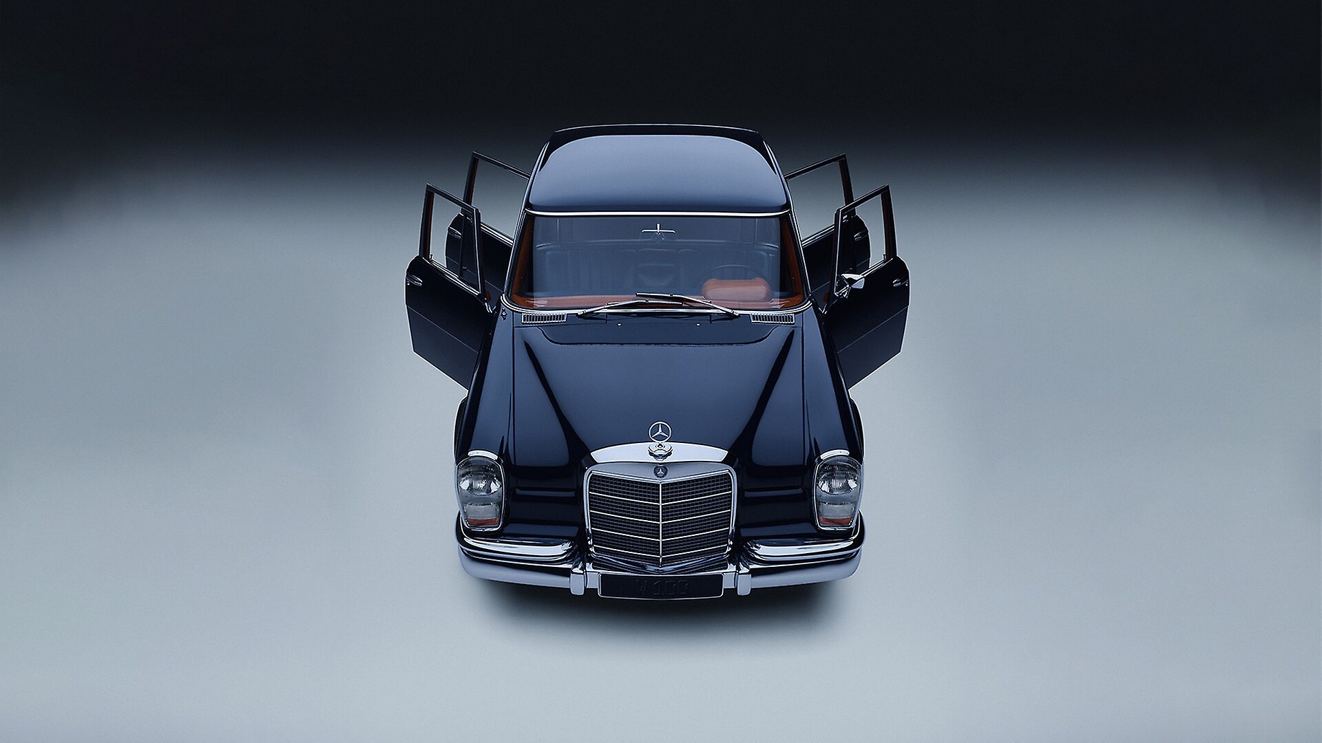 Mercedes-Benz 600 „Großer Mercedes“ der Baureihe 100, Produktionszeit 1963 bis 1981. Limousine mit kurzem Radstand aus dem Jahr 1963. Studioaufnahme von vorn mit geöffneten Türen aus dem Jahr 2025.