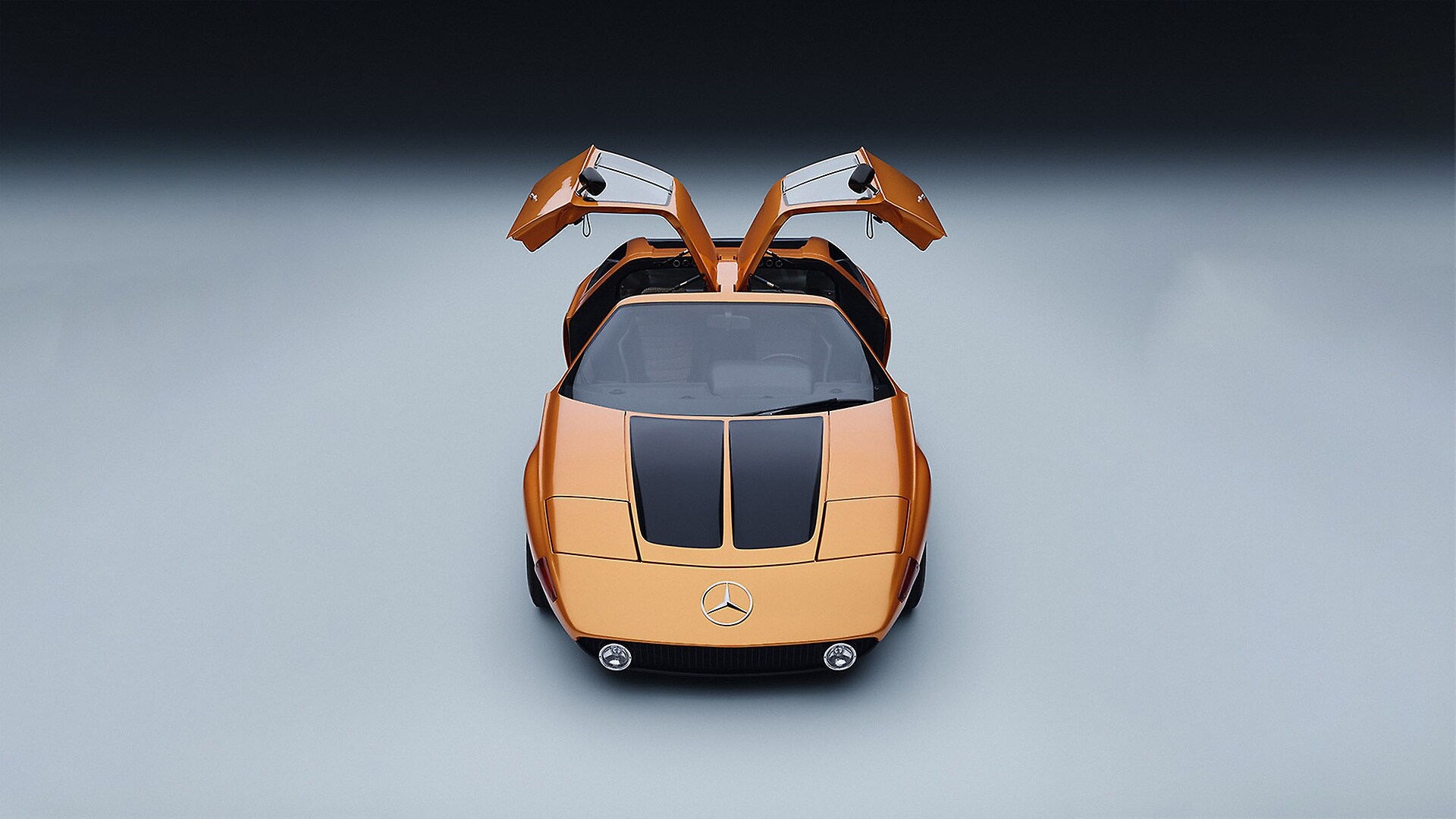 Mercedes-Benz C 111-II. Experimentalfahrzeug aus dem Jahr 1970. Studioaufnahme von vorn mit geöffneten Flügeltüren aus dem Jahr 2025.