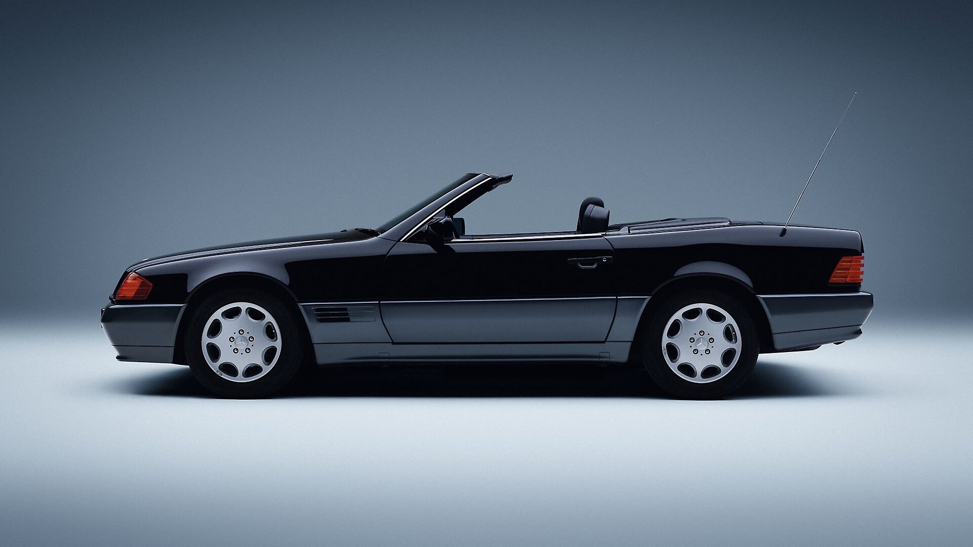 Mercedes-Benz 300 SL, Baujahr 1992 (Baureihe 129, Produktionszeit 1989 bis 2001). Studioaufnahme von links aus dem Jahr 2025.