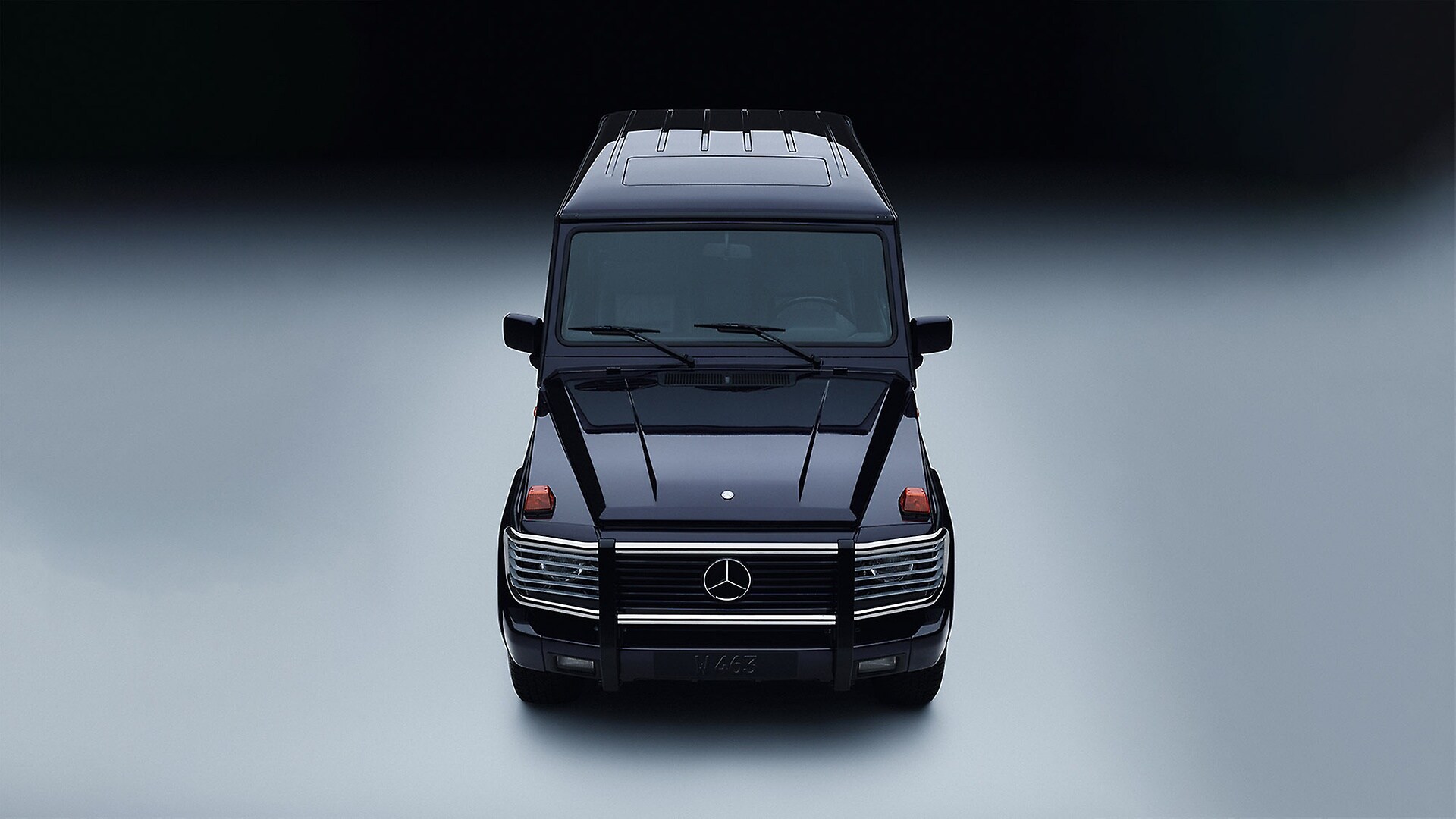 Mercedes-Benz 500 GE V8, Baujahr 1993 (Baureihe 463). Die G-Klasse wird seit 1979 produziert. Studioaufnahme von vorn aus dem Jahr 2025.