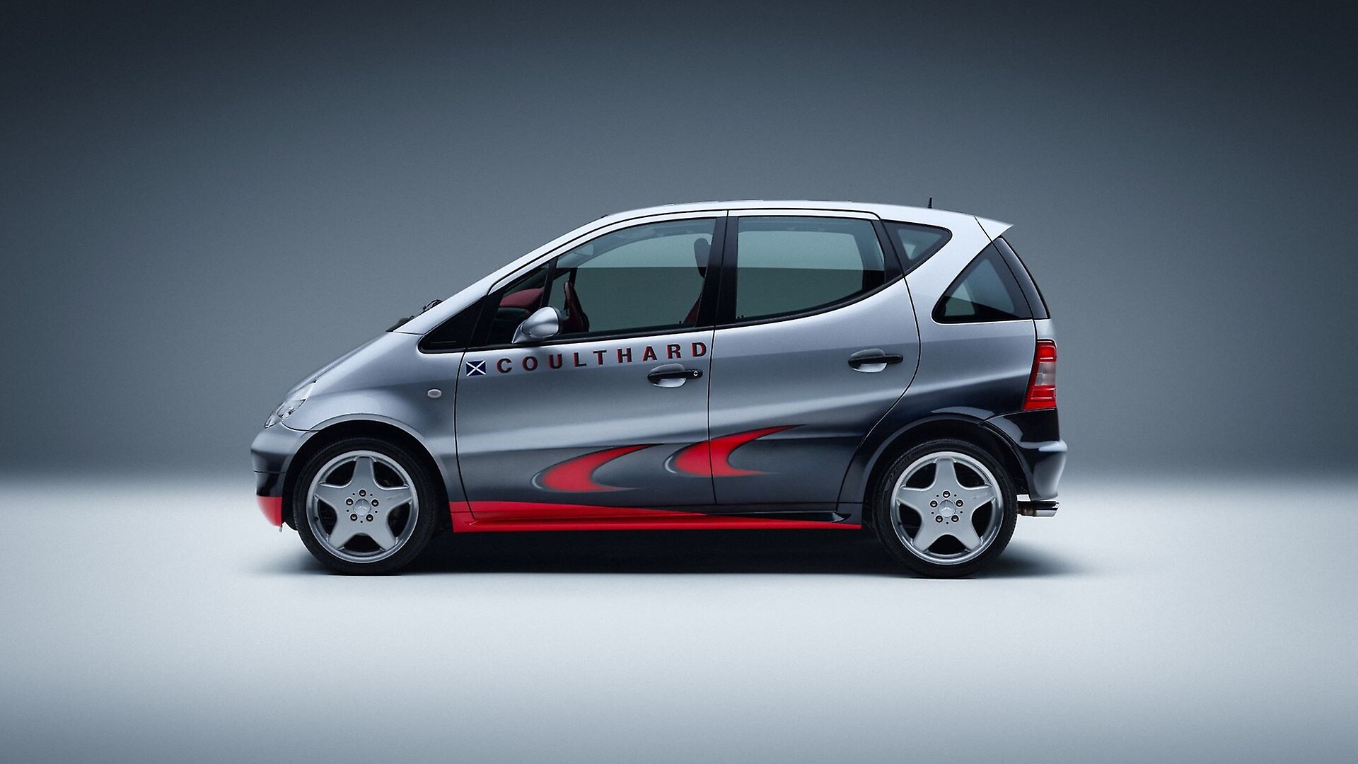 Mercedes-Benz A 160 F1 Edition „Coulthard“ der Baureihe 168. Limitiertes Sondermodell aus dem Jahr 1998. Studioaufnahme von links aus dem Jahr 2025.