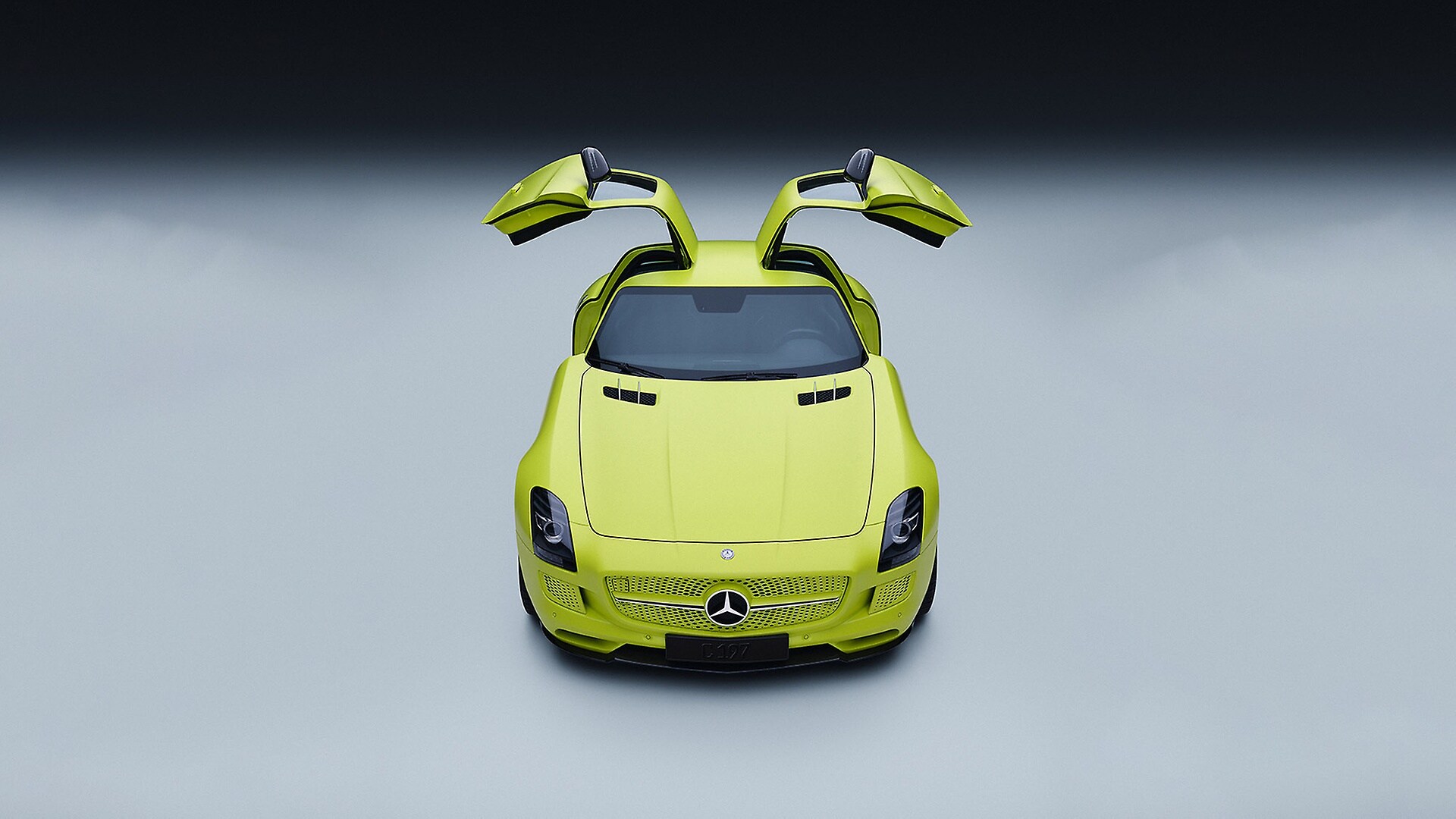 Mercedes-Benz SLS AMG Coupé, Baujahr 2013 (Baureihe 197, Produktionszeit 2010 bis 2014). Studioaufnahme von vorn mit geöffneten Flügeltüren aus dem Jahr 2025.