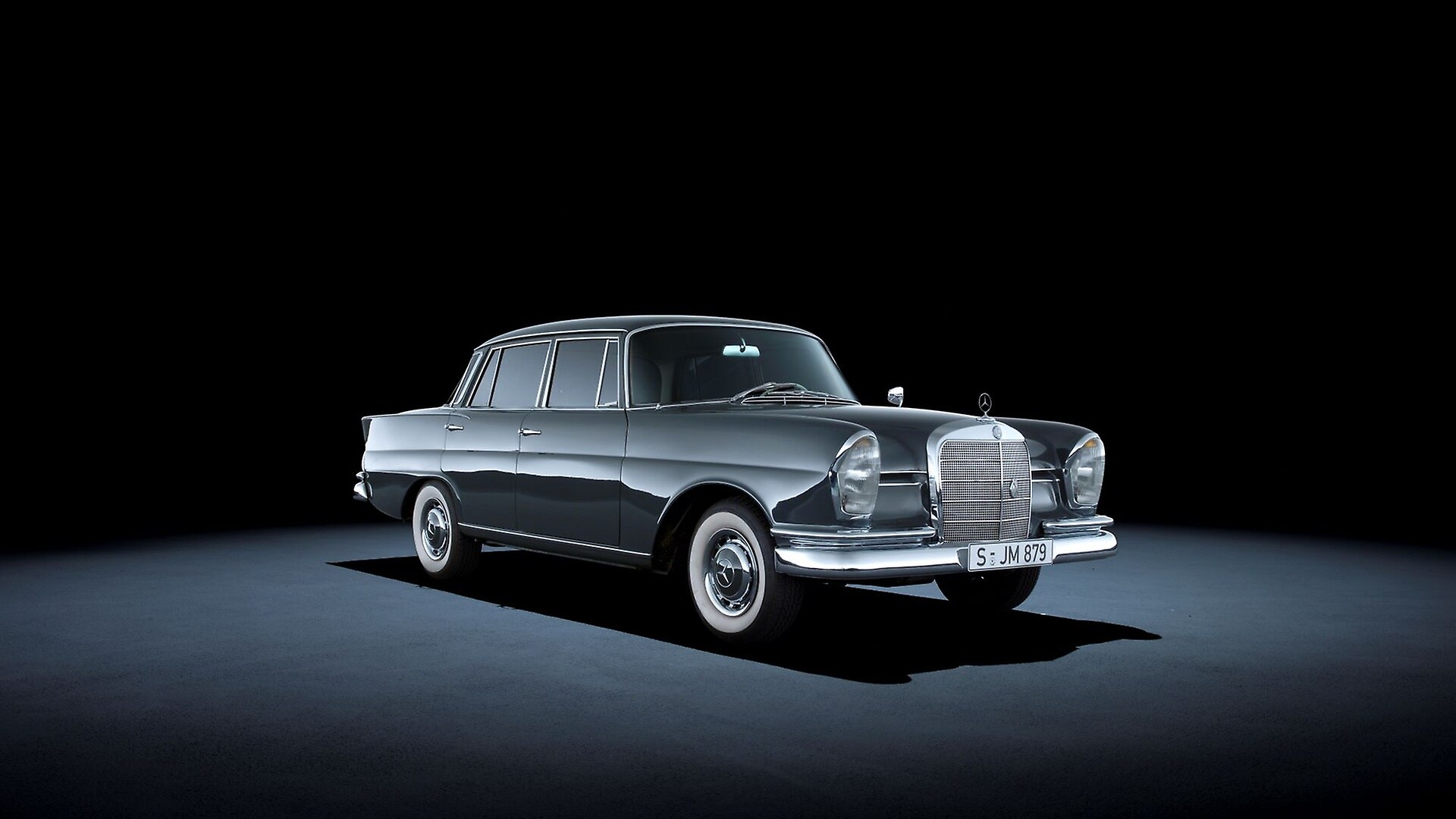 Die 1959 vorgestellte Oberklasse-Baureihe W 111 ist der erste Personenwagen der Welt mit Sicherheitskarosserie, bestehend aus stabiler Fahrgastzelle und energieabsorbierenden Knautschzonen vorn und hinten.