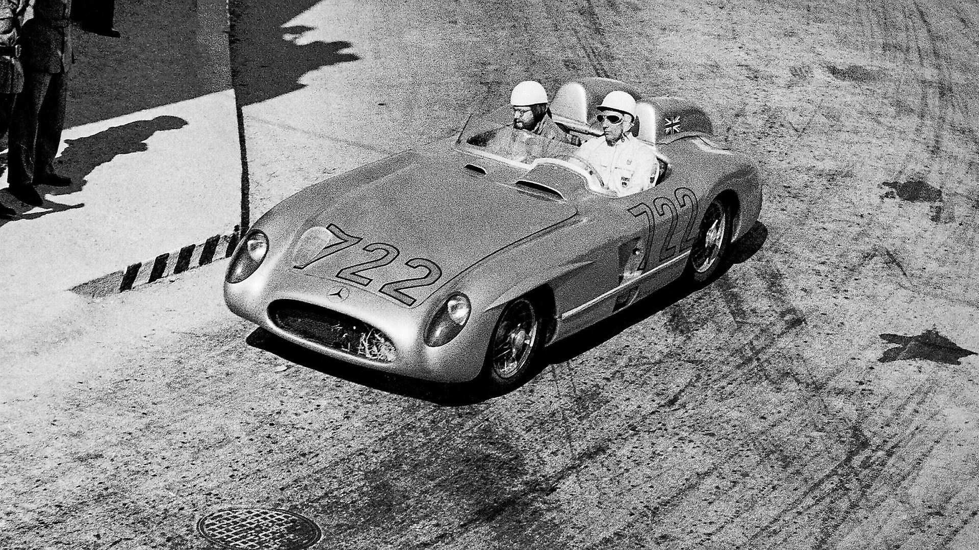 Die späteren Sieger Stirling Moss/Denis Jenkinson auf der Strecke im Mercedes-Benz Rennsportwagen 300 SLR (W 196 S) mit der Startnummer 722.
