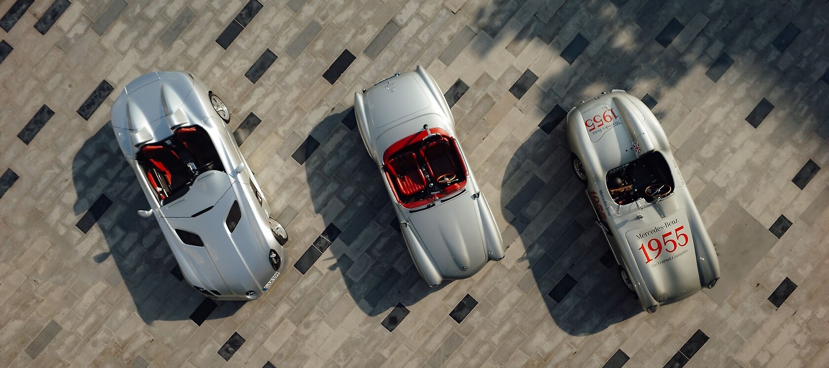 Mercedes-Benz 300 SLR, Mercedes-Benz 190 SL Rennversion und Mercedes-Benz SLR McLaren Stirling Moss (von rechts nach links) in der Nähe des Dubai International Financial Centre.