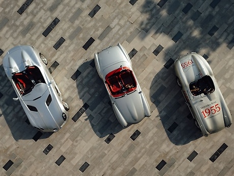 Mercedes-Benz 300 SLR, Mercedes-Benz 190 SL Rennversion und Mercedes-Benz SLR McLaren Stirling Moss (von rechts nach links) in der Nähe des Dubai International Financial Centre.