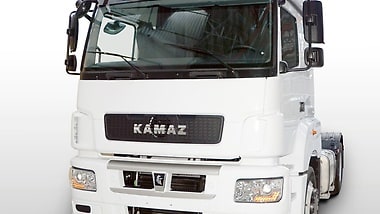Erster Lkw von Daimler und Kamaz. Daimler Trucks und der russische Lkw-Hersteller Kamaz stellen in Moskau den Prototyp eines gemeinsam entwickelten Lkw mit Daimler-Komponenten vor. Vor allem bei Lkw-Fahrerhäusern werden Daimler und Kamaz künftig noch intensiver zusammenarbeiten.