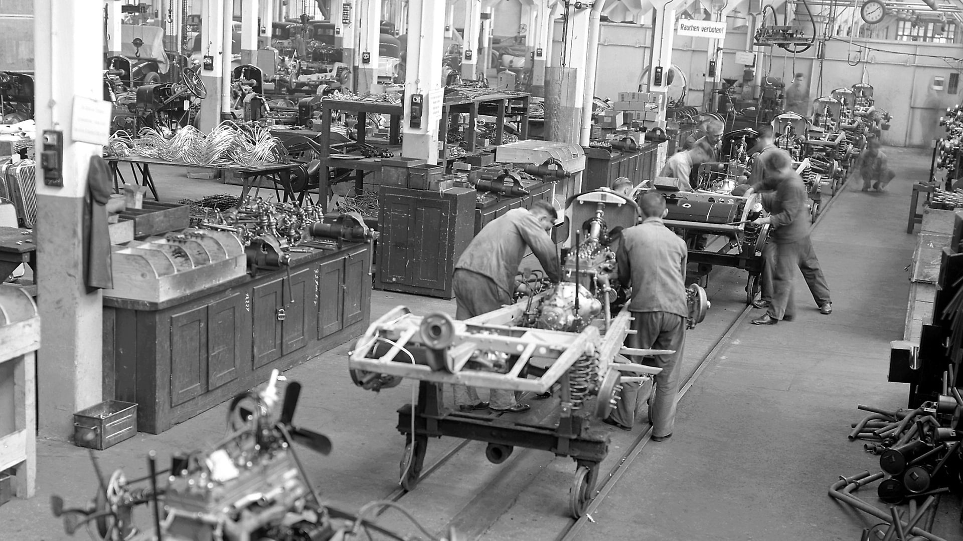 Assembly line production of chassis in Untertürkheim around 1925.