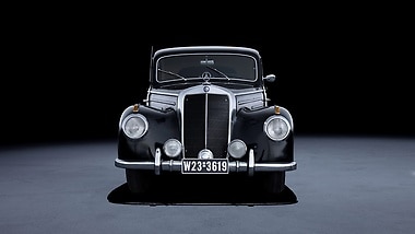 1951: Mercedes-Benz 220 (W187).