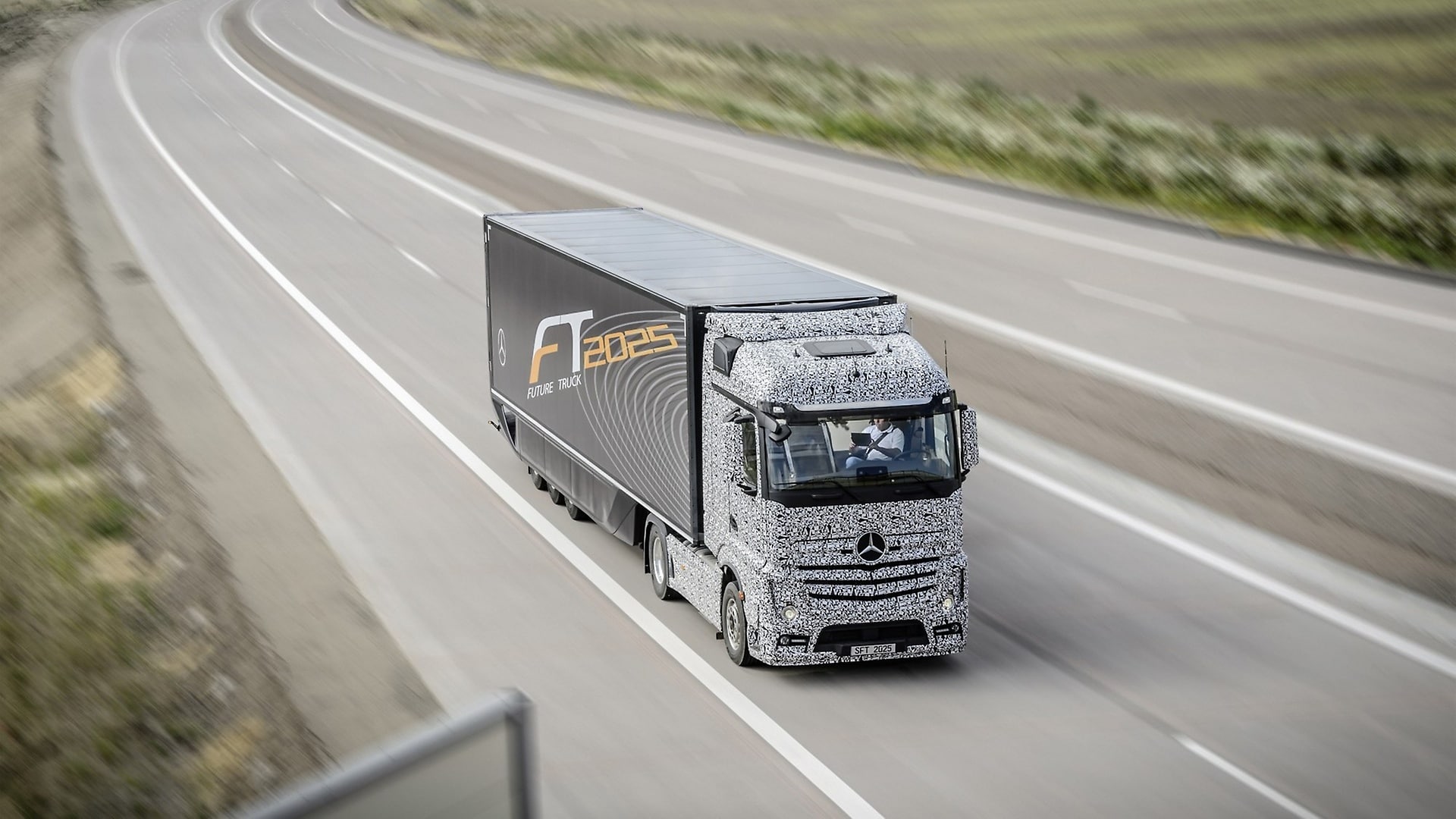 Daimler präsentiert autonom fahrenden Lkw. 