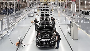 Mercedes-Benz startet Pkw-Produktion in Brasilien.