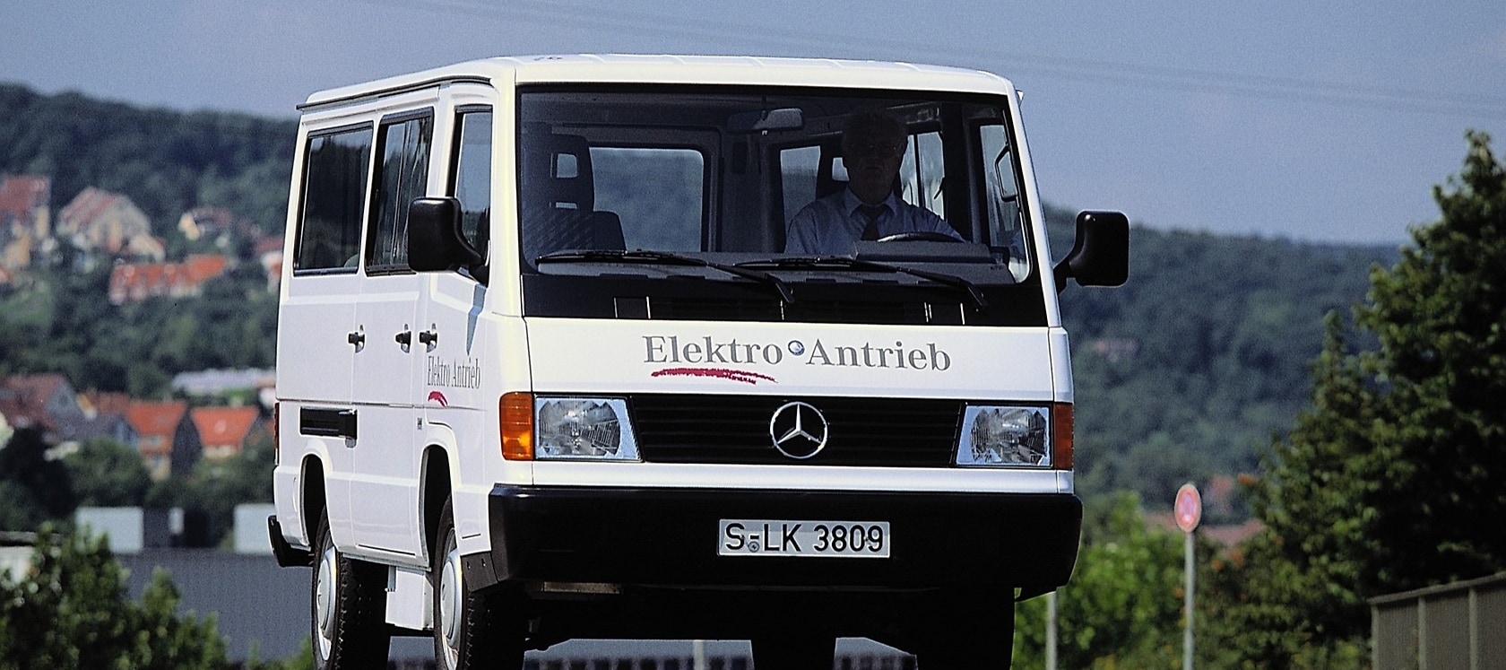 Mercedes-Benz Typ MB 100 Kleinbus mit Elektroantrieb, 1994. Die elektrischen Komponenten stammen von AEG.