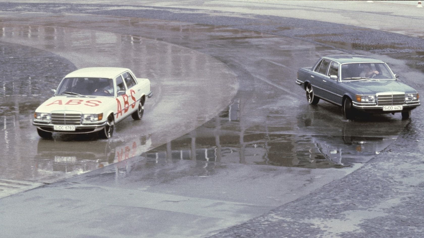 Demonstration of the standard version of the anti-lock braking system (ABS) on the test track at the Mercedes-Benz Stuttgart-Untertürkheim plant with Mercedes-Benz S-Class saloons (model series 116), 1978.