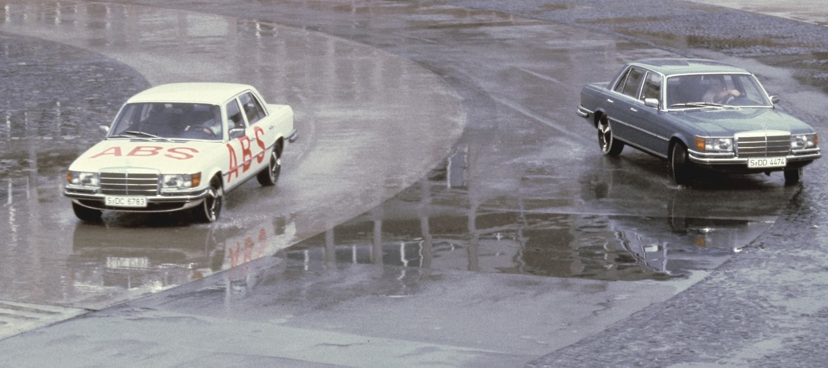 Demonstration des Anti-Blockier-Systems (ABS) in der Serienausführung auf der Einfahrbahn im Mercedes-Benz Werk Stuttgart-Untertürkheim mit Limousinen der Mercedes-Benz S-Klasse (Baureihe 116), 1978.