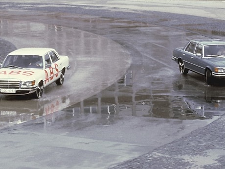 Demonstration des Anti-Blockier-Systems (ABS) in der Serienausführung auf der Einfahrbahn im Mercedes-Benz Werk Stuttgart-Untertürkheim mit Limousinen der Mercedes-Benz S-Klasse (Baureihe 116), 1978.