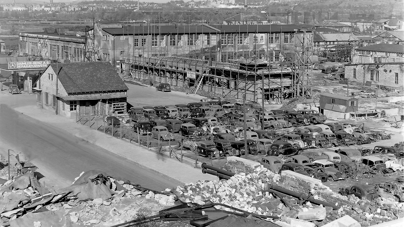 Das Reparaturwerk im kriegszerstörten Werk Untertürkheim im Jahre 1947.