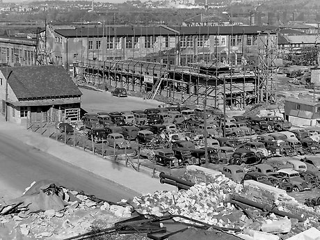 Das Reparaturwerk im kriegszerstörten Werk Untertürkheim im Jahre 1947.