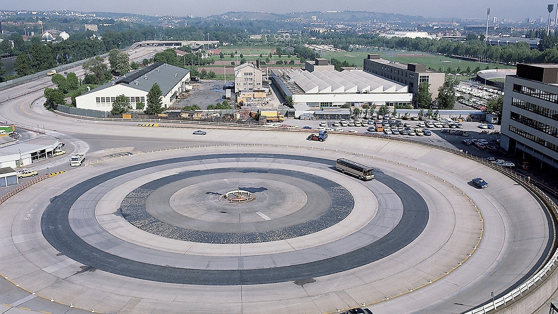 The skid pad of the test track at the Untertürkheim plant, made up of concentric rings with different surface finishes. Photograph from 1984.