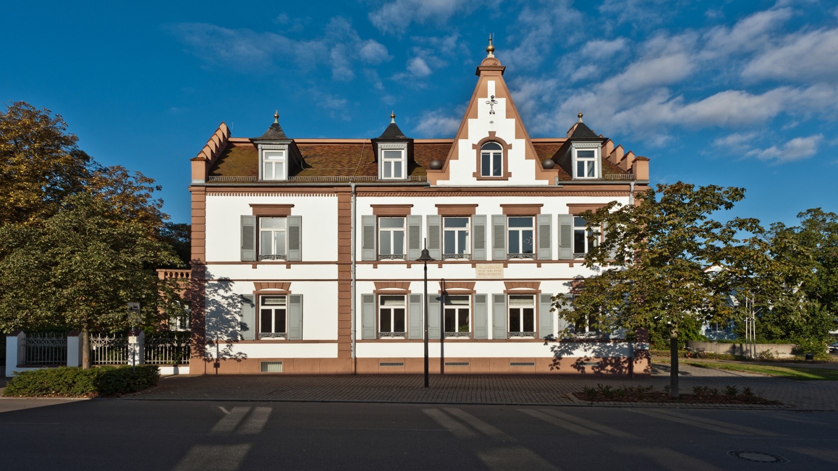 Nach umfangreichen Renovierungsarbeiten hat die Daimler-Benz AG 1985 das Benz-Haus in Ladenburg, den letzten Wohnsitz des Erfinders Karl Benz weitgehend originalgetreu wiederherrichten lassen.