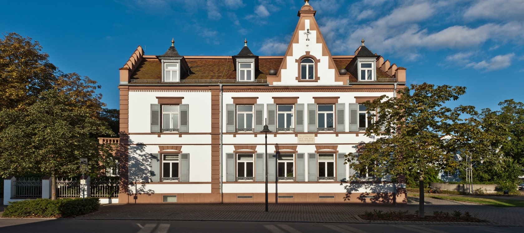 Nach umfangreichen Renovierungsarbeiten hat die Daimler-Benz AG 1985 das Benz-Haus in Ladenburg, den letzten Wohnsitz des Erfinders Karl Benz weitgehend originalgetreu wiederherrichten lassen.