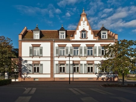 Nach umfangreichen Renovierungsarbeiten hat die Daimler-Benz AG 1985 das Benz-Haus in Ladenburg, den letzten Wohnsitz des Erfinders Karl Benz weitgehend originalgetreu wiederherrichten lassen.