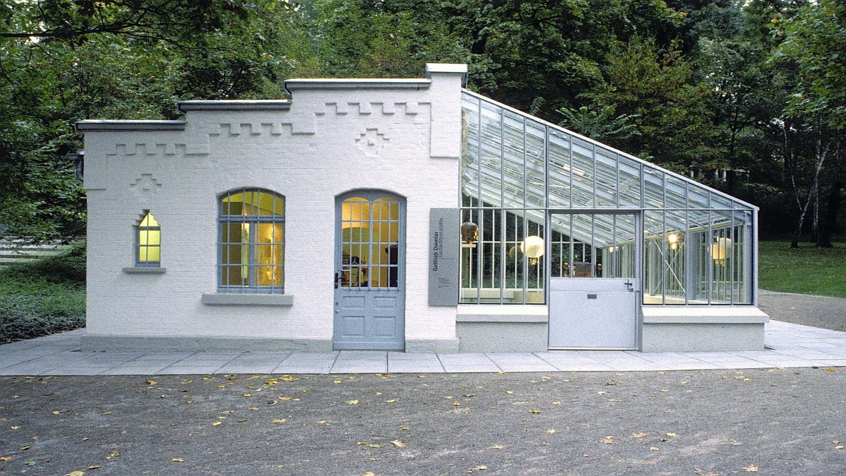 Gottlieb-Daimler-Gedächtnisstätte in Bad Cannstatt (die rekonstruierte Versuchswerkstatt Gottlieb Daimlers). Hier wurde der erste leichte, schnelllaufende Fahrzeugmotor der Welt geschaffen. Im Jahr 1984 wurde das Gartenhaus restauriert und der Öffentlichkeit zugänglich gemacht.