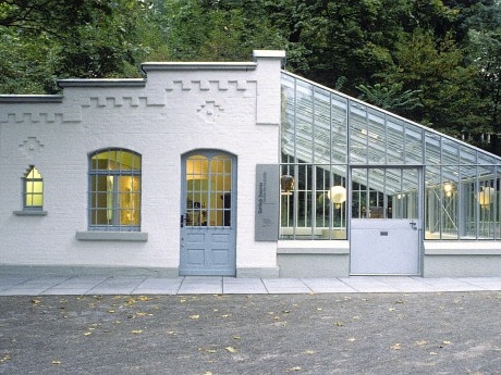 Gottlieb-Daimler-Gedächtnisstätte in Bad Cannstatt (die rekonstruierte Versuchswerkstatt Gottlieb Daimlers). Hier wurde der erste leichte, schnelllaufende Fahrzeugmotor der Welt geschaffen. Im Jahr 1984 wurde das Gartenhaus restauriert und der Öffentlichkeit zugänglich gemacht.