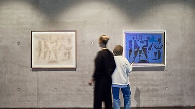 Rechts: Willi Baumeister, Ruhe und Bewegung, 1948. Öl mit Kunstharz auf Hartfaserplatte, Mercedes-Benz Art Collection. © VG Bild-Kunst, Bonn 2025. Links: Maximilian Prüfer, Fliegenbild: Willi Baumeister, Ruhe und Bewegung, 1948, 2023-24. Fliegenkot auf Papier, Mercedes-Benz Art Collection. © Maximilian Prüfer. Foto: Jürgen Altmann, Stuttgart.