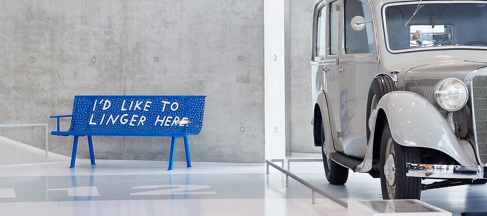 Blick in die neue „Now on View“-Ausstellung im Mercedes-Benz Museum in Stuttgart – hier mit einem Werk von Finnegan Shannon, Do you want us here or not (KAH), 2023 - ongoing. Edelstahl, Lack, Mercedes-Benz Art Collection. © Finnegan Shannon. Foto: Jürgen Altmann, Stuttgart.