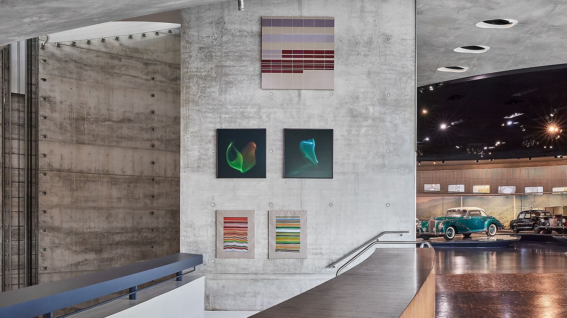 Blick in die neue „Now on View“-Ausstellung im Mercedes-Benz Museum in Stuttgart – oben mit einem Werk von José Heerkens (© José Heerkens), in der Mitte und unten Werke von Emilio Chapela (© Emilio Chapela). Mercedes-Benz Art Collection. Foto: Jürgen Altmann, Stuttgart.