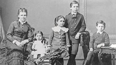 Bertha Benz im Jahr 1883 mit ihren Kindern (von links) Thilde, Clara, Eugen und Richard.
