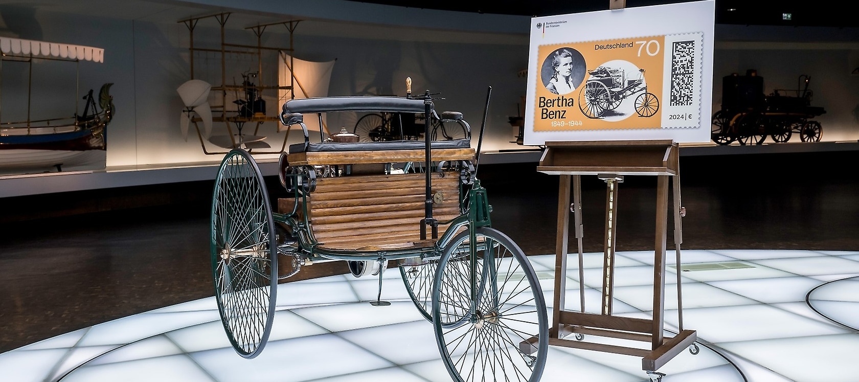 Sonderpostwertzeichen aus Anlass des 175. Geburtstags von Bertha Benz.