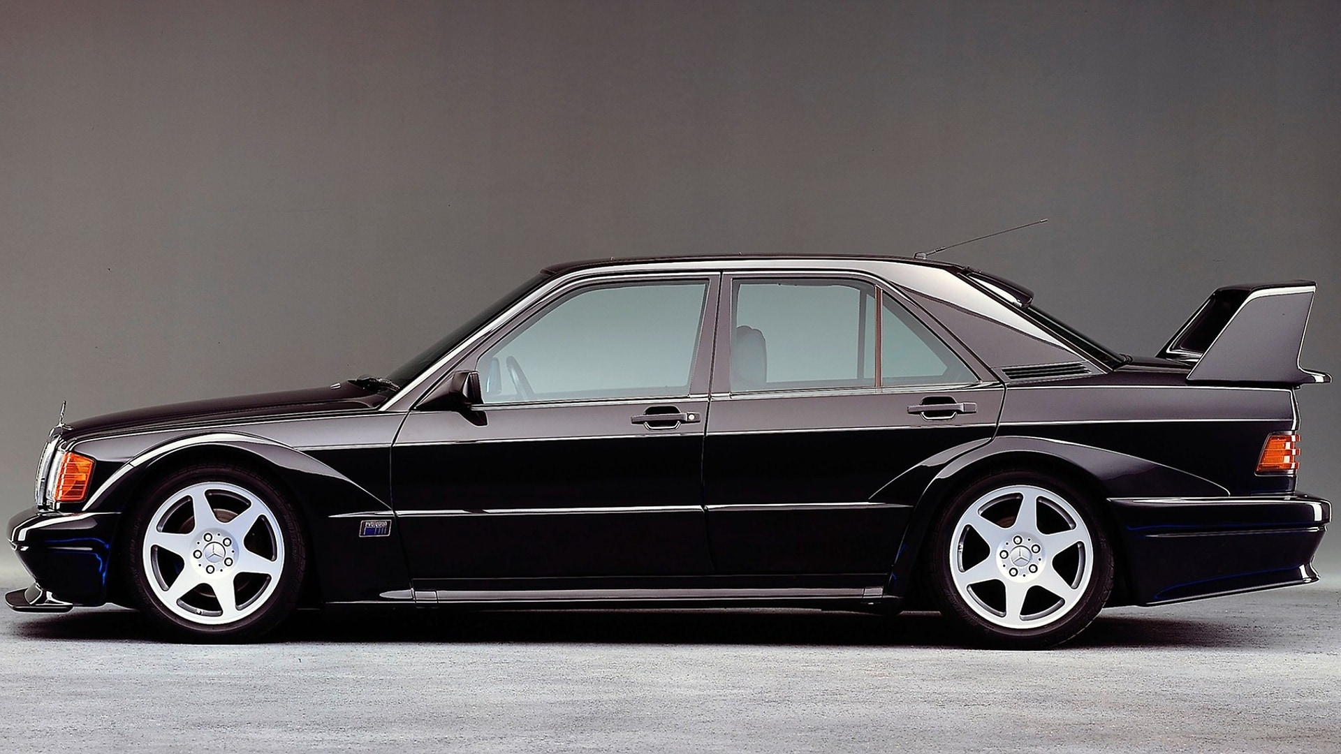 Stands out with the "EVO II" wheel: the 190 E 2.5-16 high-performance saloon.